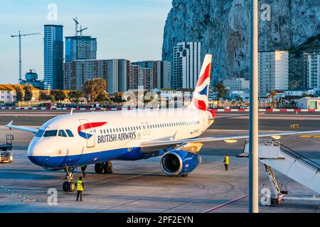 GIBRALTAR, Royaume-Uni - 13 MARS 2023 : l'avion de British Airways arrive à l'aéroport international de Gibraltar. Banque D'Images