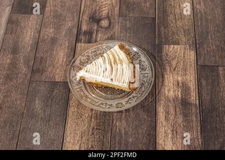 La tarte au citron est une tarte formée d'une pâte à croûte courte ou d'une pâte feuilletée qui est remplie de crème au citron Banque D'Images