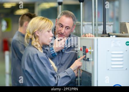Apprenti ingénieur et l'utilisation de machine de découpe informatisé Banque D'Images