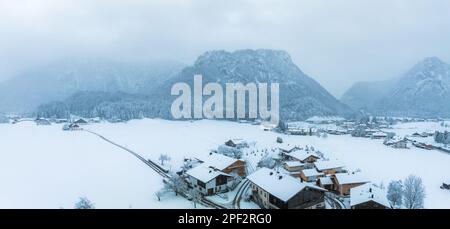 Un village idyllique en Allemagne magnifique campagne par une journée d'hiver enneigée. Banque D'Images