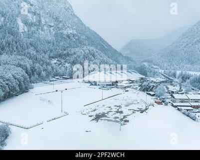 Un village idyllique en Allemagne magnifique campagne par une journée d'hiver enneigée. Banque D'Images