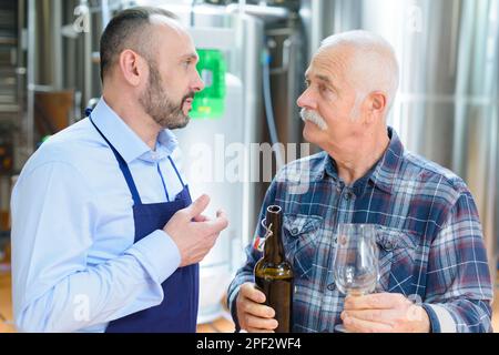 homme de dégustation de bière dans la brasserie Banque D'Images