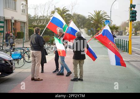 14 mars 2023, forte dei Marmi, Lucca, Italie: Le mouvement Z, Italiens avec la Russie ''pour le grand continent des peuples occidentaux'', présenté dans forte dei Marmi (Lucca). L'initiative avait été annoncée par les promoteurs avec un sit-in devant la villa qui aurait appartenu au Président de l'Ukraine Volodymyr Zelensky, à via Civitali, à forte dei Marmi, pour publier une assignation pour une sorte de ''Tribunal populaire européen des droits de l'homme''. Au lieu de cela, la police a évité la présence du petit groupe devant la villa - une douzaine de personnes prenant part - donc le rendez-vous a eu lieu à la maison Banque D'Images