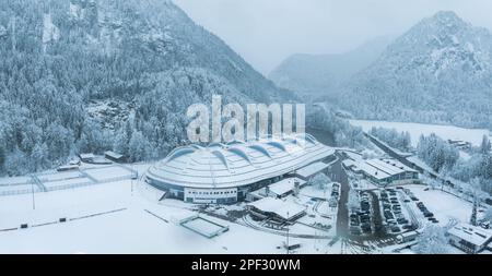Un village idyllique en Allemagne magnifique campagne par une journée d'hiver enneigée. Banque D'Images