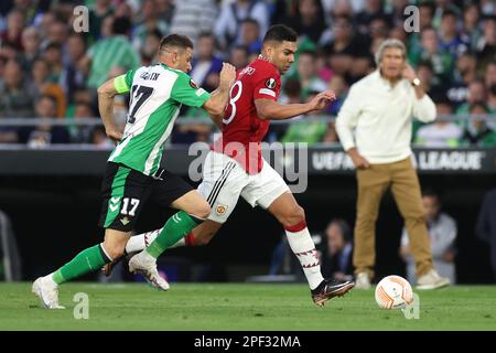 Real Betis' Sanchez Joaquin (à gauche) et Manchester United pour la bataille de Casemiro pour le ballon lors de la manche de l'UEFA Europa League de seize, deuxième match au stade Benito Villamarin, Séville. Date de la photo: Jeudi 16 mars 2023. Banque D'Images