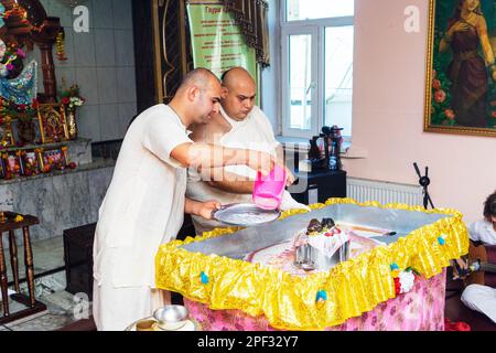 Bakou, Azerbaïdjan, 20 mai 2019: Rites , disciples à la cérémonie au Temple Lièvre Krishna. Banque D'Images