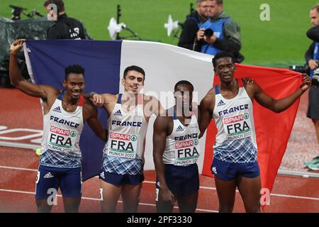 L'équipe de relais hommes Français.4 * 400m célèbre après avoir remporté la médaille de bronze au Championnat européen d'athlétisme 2022 Banque D'Images