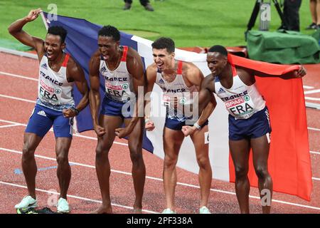 L'équipe de relais hommes Français.4 * 400m célèbre après avoir remporté la médaille de bronze au Championnat européen d'athlétisme 2022 Banque D'Images