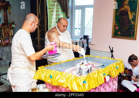 Bakou, Azerbaïdjan, 20 mai 2019: Rites , disciples à la cérémonie au Temple Lièvre Krishna. Banque D'Images