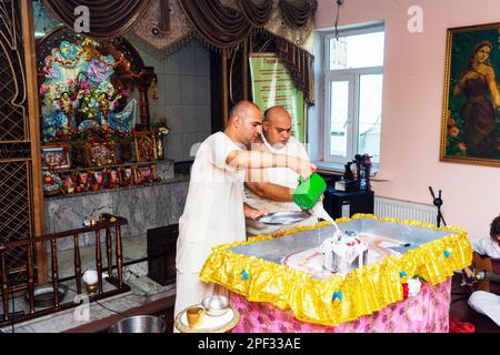 Bakou, Azerbaïdjan, 20 mai 2019: Rites , disciples à la cérémonie au Temple Lièvre Krishna. Banque D'Images