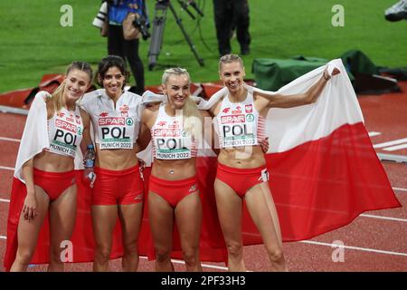 L'équipe de relais féminine polonaise 4 * 400m célèbre après avoir remporté la médaille d'argent au Championnat européen d'athlétisme 2022 Banque D'Images