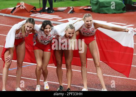 L'équipe de relais féminine polonaise 4 * 400m célèbre après avoir remporté la médaille d'argent au Championnat européen d'athlétisme 2022 Banque D'Images