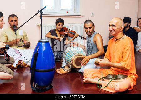 Bakou, Azerbaïdjan, 20 mai 2019: Rites , disciples à la cérémonie au Temple Lièvre Krishna. Banque D'Images