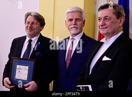 Varsovie, Pologne. 16th mars 2023. Le président tchèque Petr Pavel, au centre, a reçu des représentants de la solidarité tchécoslovaque-polonaise un timbre samizdat de 1987 portant le symbole de la Charte 77, Varsovie, Pologne, 16 mars 2023. Le nouveau président tchèque Petr Pavel et sa femme Eva Pavlova commencent une visite de deux jours en Pologne. Crédit : Roman Vondrous/CTK photo/Alay Live News Banque D'Images