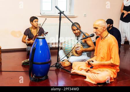 Bakou, Azerbaïdjan, 20 mai 2019: Rites , disciples à la cérémonie au Temple Lièvre Krishna. Banque D'Images