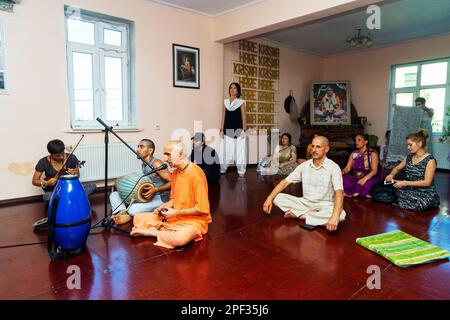 Bakou, Azerbaïdjan, 20 mai 2019: Rites , disciples à la cérémonie au Temple Lièvre Krishna. Banque D'Images