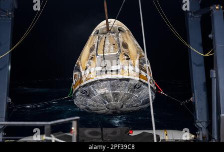 Tampa, États-Unis d'Amérique. 11 mars 2023. Les équipes de soutien lèvent le vaisseau spatial SpaceX Dragon Endurance à bord du navire de récupération SpaceX Shannon peu après splashdown dans le golfe du Mexique, à 11 mars 2023 près de Tampa, en Floride. Les membres de l'équipage 5 Josh Cassada, Nicole Mann, Anna Kikina et Koichi Wakata sont retournés après 157 jours dans l'espace à bord de la Station spatiale internationale. Credit: Keegan Barber/NASA/Alamy Live News Banque D'Images