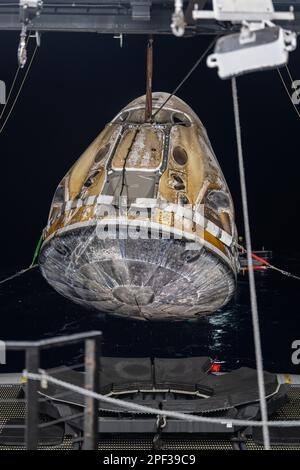 Tampa, États-Unis d'Amérique. 11 mars 2023. Les équipes de soutien lèvent le vaisseau spatial SpaceX Dragon Endurance à bord du navire de récupération SpaceX Shannon peu après splashdown dans le golfe du Mexique, à 11 mars 2023 près de Tampa, en Floride. Les membres de l'équipage 5 Josh Cassada, Nicole Mann, Anna Kikina et Koichi Wakata sont retournés après 157 jours dans l'espace à bord de la Station spatiale internationale. Credit: Keegan Barber/NASA/Alamy Live News Banque D'Images