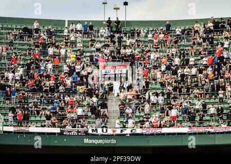 Les fans de Manchester United lors de l'UEFA Europa League Round of 16, 2nd Leg Real Betis vs Manchester United au stade Benito Villamarín, Séville, Espagne, 16th mars 2023 (photo de Samuel Carreño/News Images), le 3/16/2023. (Photo de Samuel Carreño/News Images/Sipa USA) crédit: SIPA USA/Alay Live News Banque D'Images