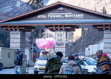 Portail sud du tunnel de haute altitude le plus long des mondes tunnel d'atal reliant manali à lahaul maintenu par l'organisation des routes frontalières Banque D'Images