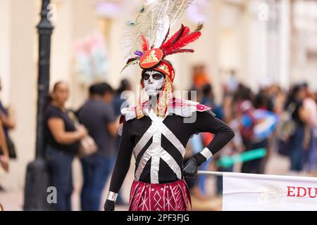 Matamoros, Tamaulipas, Mexique - 1 novembre 2022: Dia de los Muertos Parade, jeune homme s'habille comme natif, et son visage peint comme un crâne Banque D'Images