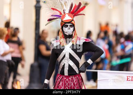 Matamoros, Tamaulipas, Mexique - 1 novembre 2022: Dia de los Muertos Parade, jeune homme s'habille comme natif, et son visage peint comme un crâne Banque D'Images