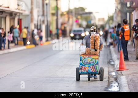 Matamoros, Tamaulipas, Mexique - 16 septembre 2022: Desfile 16 de Septiembre, vendeur de rue vendant bolis, paletas et chicharrones Banque D'Images