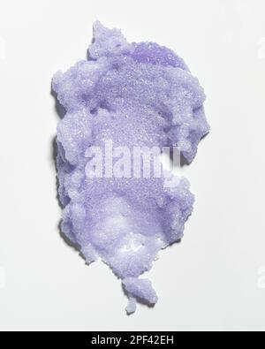 Frottis de gommage violet sur un fond blanc isolé Banque D'Images