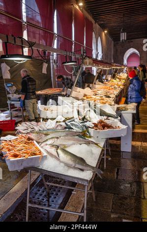 Venise, Italie - 22 février 2023 : le marché aux poissons du Rialto à Venise, Italie Banque D'Images