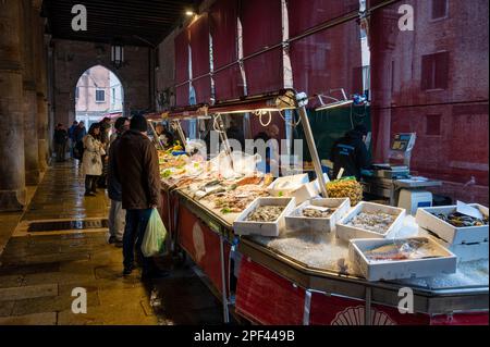 Venise, Italie - 23 février 2023 : le marché aux poissons du Rialto à Venise, Italie Banque D'Images