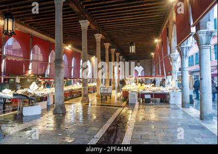 Venise, Italie - 23 février 2023 : le marché aux poissons du Rialto à Venise, Italie Banque D'Images