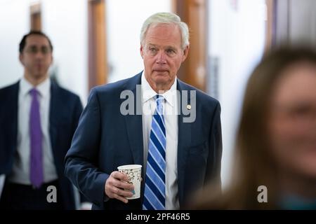 Washington, États-Unis. 16th mars 2023. Le sénateur Ron Johnson (R-WI) traverse les États-Unis Capitole, à Washington, DC, jeudi, 16 mars, 2023. (Graeme Sloan/Sipa USA) Credit: SIPA USA/Alay Live News Banque D'Images