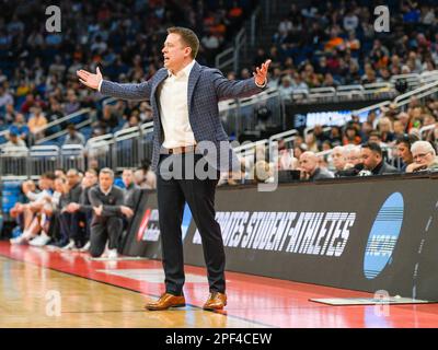 Orlando, Floride, États-Unis. 16th mars 2023. Bob Richey, entraîneur-chef de Furman Paladins, réagit à un appel au scandale pendant 1st demi-NCAA de basket-ball entre Furman Palidins et Virginia Cavaliers à l'Amway Centre à Orlando, en Floride. Roméo T Guzman/CSM/Alamy Live News Banque D'Images