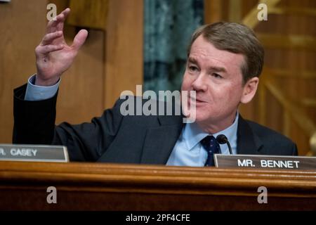 Le sénateur des États-Unis Michael F. Bennett (démocrate du Colorado) interroge la secrétaire au Trésor des États-Unis Janet Yellen lorsqu'elle comparaît devant une audience du comité sénatorial des finances pour examiner la proposition de budget du président pour l'exercice 2024 dans l'édifice Dirksen du bureau du Sénat à Washington, DC, jeudi, 16 mars 2023. Crédit : Rod Lamkey/CNP/MediaPunch Banque D'Images