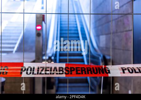 Cordon de police. Ruban de flutter à la gare principale en face d'un escalier mécanique, Stuttgart, Bade-Wurtemberg, Allemagne Banque D'Images