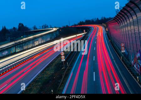 Des sentiers légers sur la route fédérale B10 près de Stuttgart, Bade-Wurtemberg, Allemagne Banque D'Images