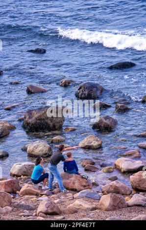 Vue en hauteur comment sont les jeunes familles est le bord de mer Banque D'Images