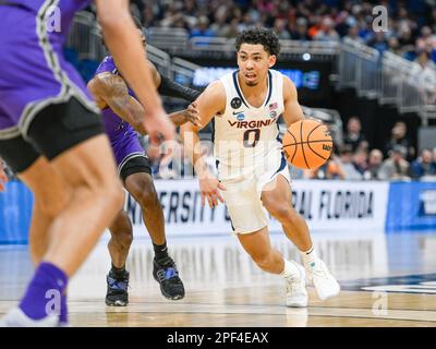 Orlando, Floride, États-Unis. 16th mars 2023. Virginia Cavaliers garde Kihei Clark (0) pendant 1st, la moitié du basketball NCAA entre Furman Palidins et Virginia Cavaliers au centre Amway d'Orlando, en Floride. Roméo T Guzman/CSM/Alamy Live News Banque D'Images