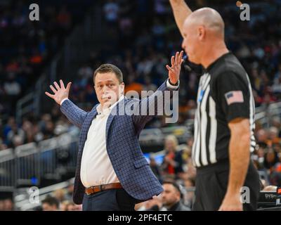 Orlando, Floride, États-Unis. 16th mars 2023. Bob Richey, entraîneur-chef de Furman Paladins, réagit à un appel au scandale pendant 1st demi-NCAA de basket-ball entre Furman Palidins et Virginia Cavaliers à l'Amway Centre à Orlando, en Floride. Roméo T Guzman/CSM/Alamy Live News Banque D'Images