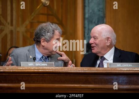 Le sénateur des États-Unis Sherrod Brown (démocrate de l'Ohio), à gauche, s'entretient avec le sénateur des États-Unis Ben Cardin (démocrate du Maryland) Comme la secrétaire au Trésor des États-Unis Janet Yellen se présente devant une audience du Comité sénatorial des finances pour examiner la proposition de budget du président pour l'exercice 2024 dans l'édifice Dirksen du Bureau du Sénat à Washington, DC, jeudi, 16 mars 2023. Crédit : Rod Lamkey/CNP/MediaPunch Banque D'Images