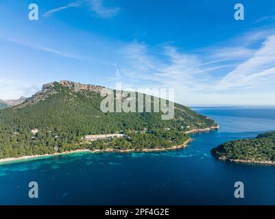 Vue aérienne de la péninsule de Formentor avec Formentor Beach, Hotel Royal Hideaway Formentor anciennement Hotel Formentor, Cala Pi de la Posada, Illa del Banque D'Images