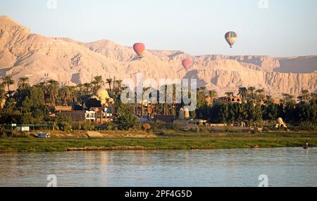 Ballons d'air chaud à Louxor, désert de l'est derrière, Egypte Banque D'Images