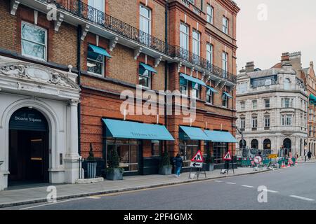 Londres, Royaume-Uni - 21 février 2023 : extérieur du magasin Tiffany à Sloane Square, un quartier haut de gamme de Londres célèbre pour ses magasins, sa culture et ses restaurants. Banque D'Images