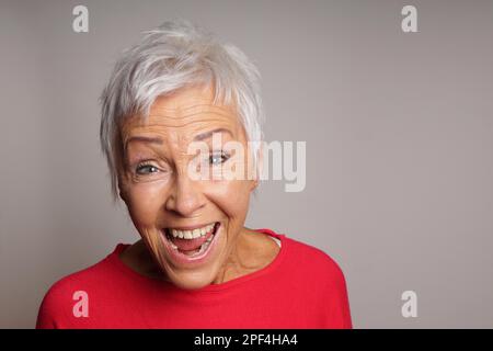 Mature Woman avec peu de cheveux blancs de rire Banque D'Images