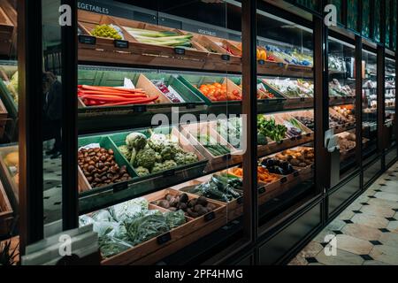 Londres, Royaume-Uni - 21 février 2023: Fruits et légumes en vente à la salle de restauration à l'intérieur de Harrods, un grand magasin célèbre situé sur Brompton Road en K Banque D'Images