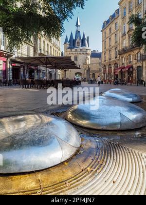 Vue de la sculpture moderne proche de la Porte Cailhau (Porte du Palais) à Bordeaux Banque D'Images
