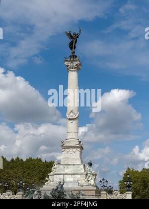 Colonne avec une statue de la liberté brisant ses chaînes sur le haut du monument aux Girondins Banque D'Images