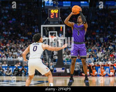 16 mars 2023: Furman Paladins garde JP Pegues (1) prend au-dessus de Virginia Cavaliers garde Kihei Clark (0) pendant 2nd demi NCAA basketball entre Furman Palidins et Virginia Cavaliers. Furman défait la Virginie 68-67 au Amway Centre à Orlando, en Floride. Roméo T Guzman/CSM. Banque D'Images