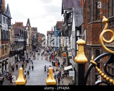 Les gens de shopping dans le centre-ville de Chester Banque D'Images