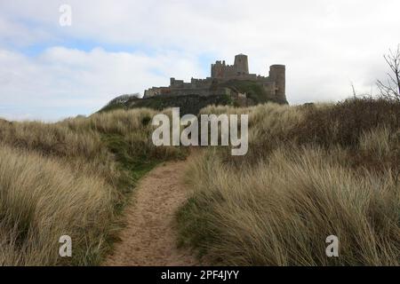 Plage de Bamburgh sous le château, l'imposant château médiéval et situé dans la région de la côte de Northumberland d'une beauté exceptionnelle Banque D'Images